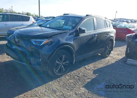2017 Toyota Rav4 Xle z USA, uszkodzony, nr VIN JTMRFREV9HD204816